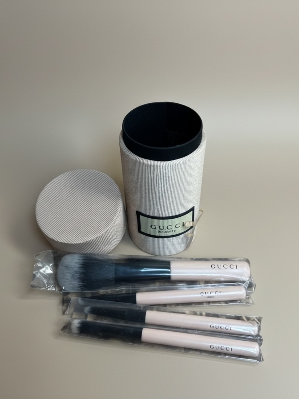 NEW GUCCI MAKEUP BRUSH SET - Picture 6 of 7